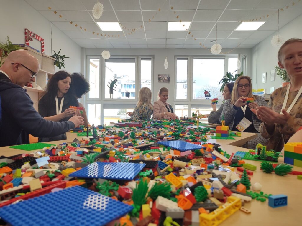 Uczestnicy konferencji dla nauczycieli i pedagogów w szkole niepublicznej Cogito