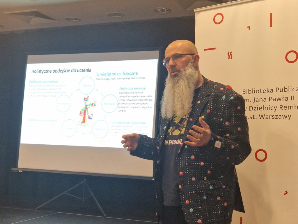 Jakub Piasecki prowadzi prelekcję na temat LEGO Education