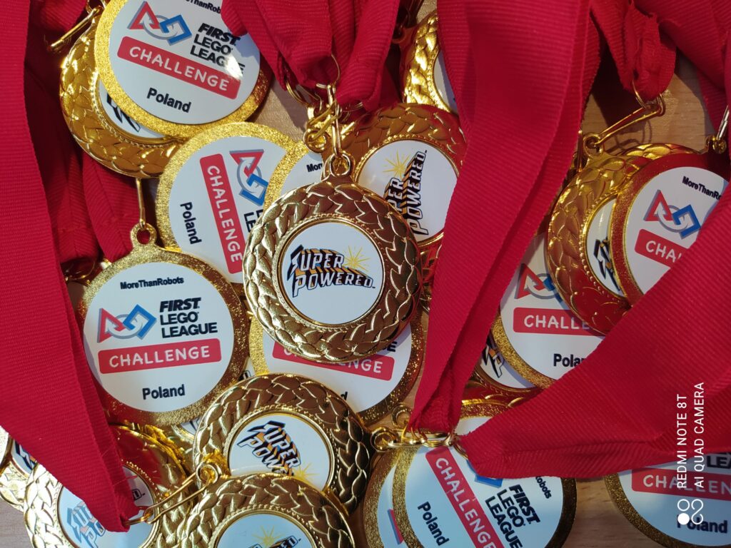 medale dla finalistów konkursu FIRST LEGO League SUPERPOWERED