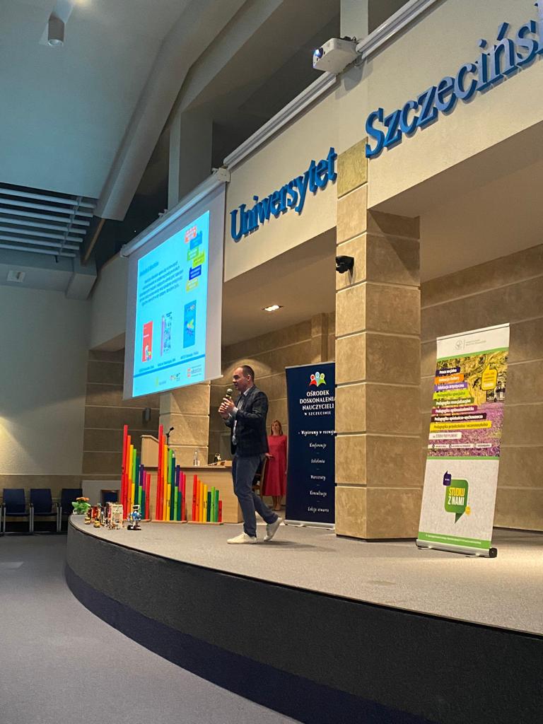 Wystąpienie Bartosza Sobkowiaka podczas konferencji na temat LEGO Education w edukacji