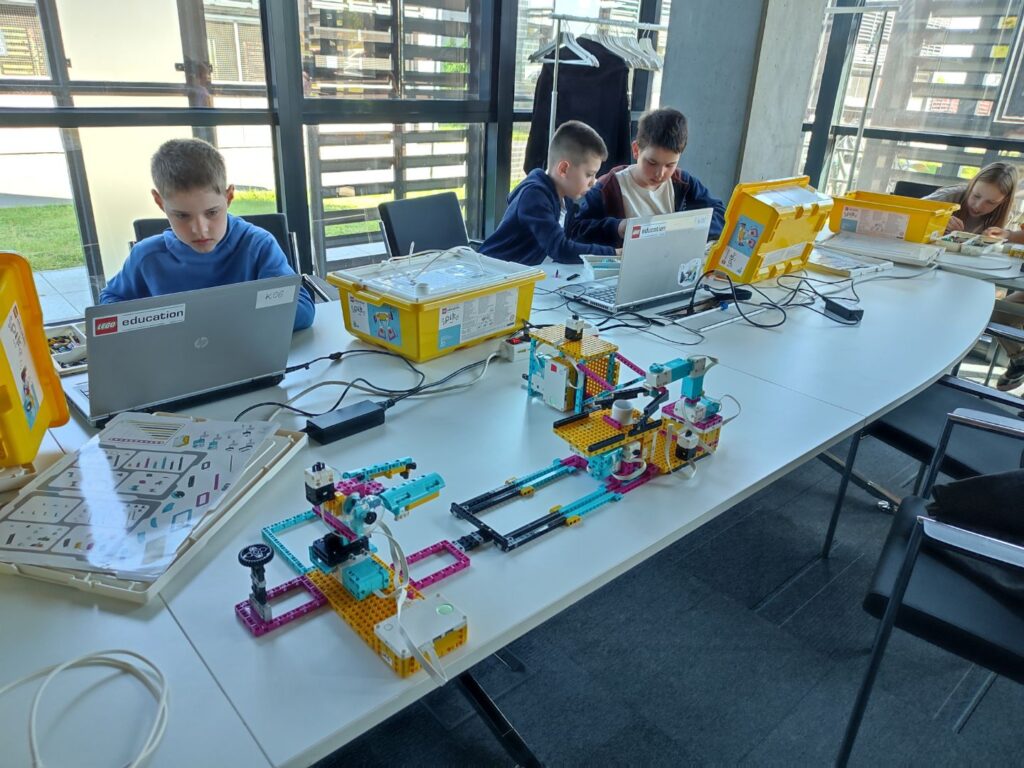 Uczestnicy wydarzenia budują linię odlewniczą z robotycznych klocków LEGO Education i programują ją